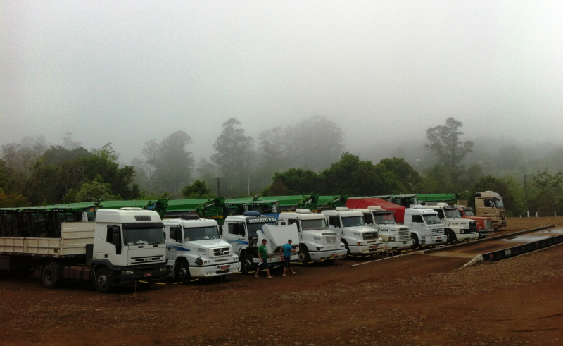 CRESCE O MOVIMENTO DE CAMINHÕES NA ADUANA DE PORTO MAUÁ